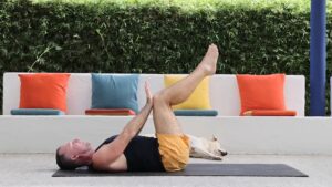 Yoga to stay young with Yogi Aaron knees to hands core pose