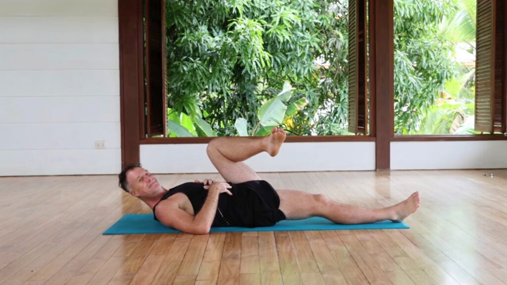 Yogi Aaron demonstrating a healthy muscule activation check to do in place of pigeon pose