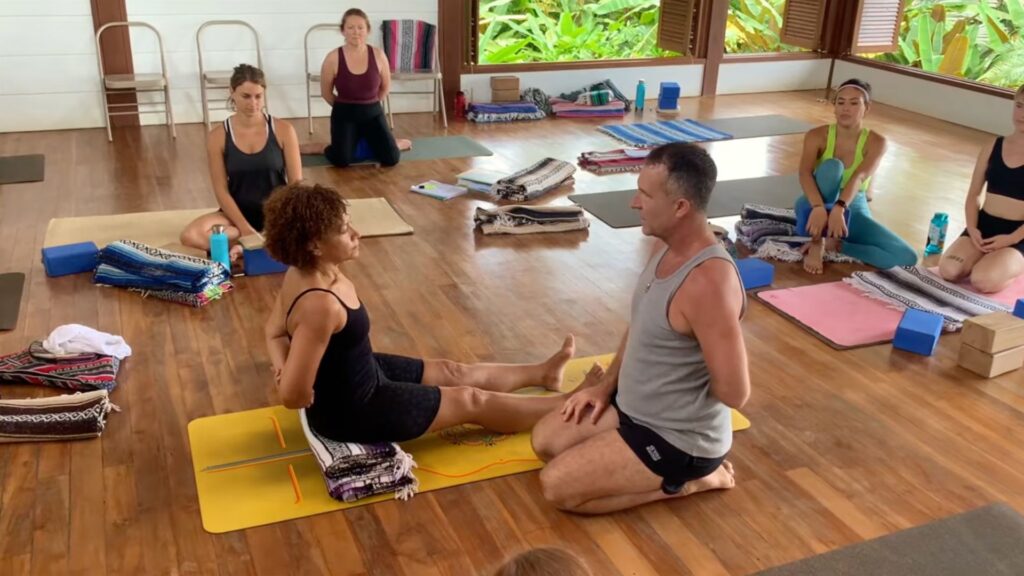 Yogi Aaron teaching AYAMA method to students